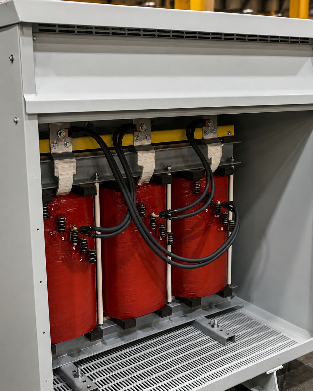 Transformador seco con bobinas encapsuladas en resina epóxica, fabricado hoy en Costel.